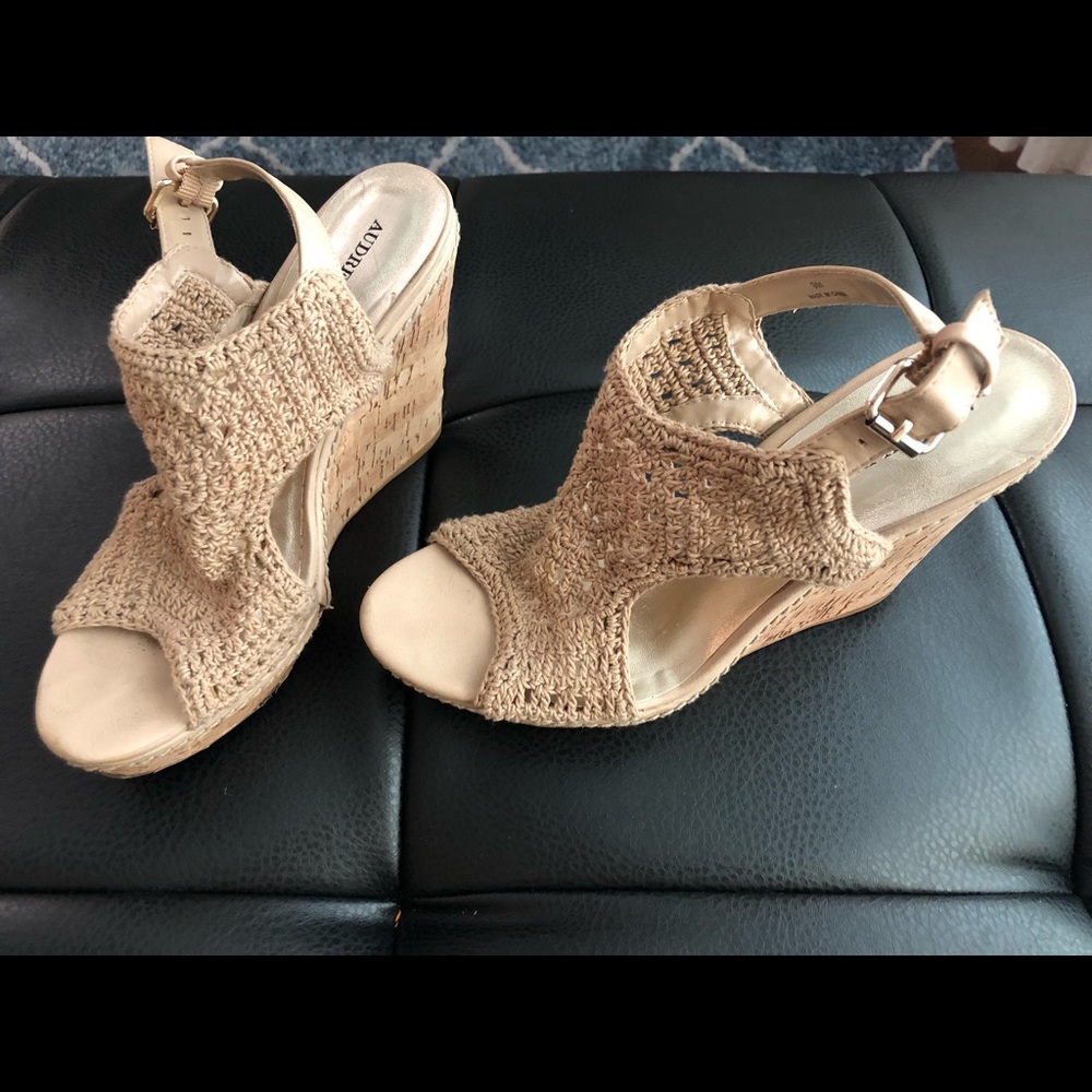 Cork wedge with crochet detail